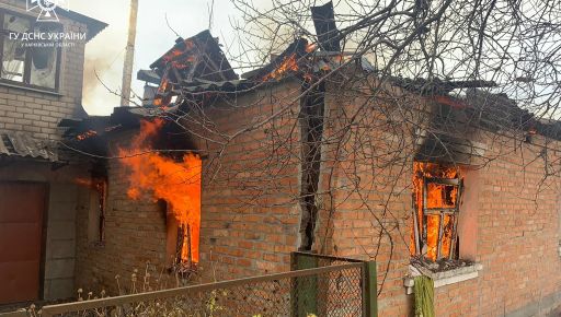 В Харьковской области спасатели три часа тушили пожар после обстрела
