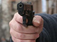 В сети появилось видео драки на дороге в Харькове, где один из участников получил пистолет