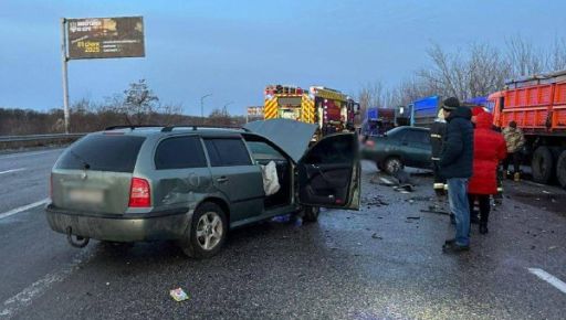 На Харківщині розбилися три автівки та вантажівка: Постраждала людина