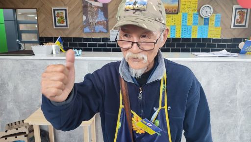 Японский волонтер Фуминори Цучико, бесплатно кормящий харьковчан, получил журналистскую премию