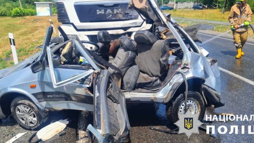 Полиция Харьковщины показала последствия смертельной аварии легковушки и грузовика