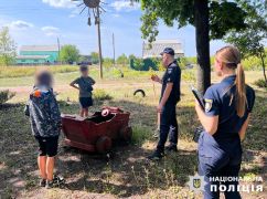 На Харківщині підліток потрощив дитячий майданчик