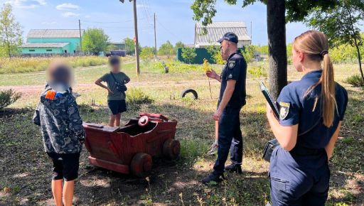 На Харківщині підліток потрощив дитячий майданчик