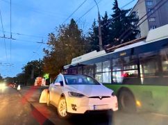 У Харкові Tesla протаранила тролейбус: Що відомо