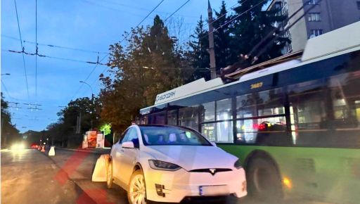 У Харкові Tesla протаранила тролейбус: Що відомо