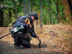 Рятувальники показали, як триває розмінування на Харківщині поблизу ліній електропередач