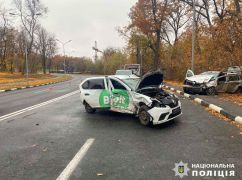 У Харкові водій таксі зіткнувся з Renault: Постраждали пасажири