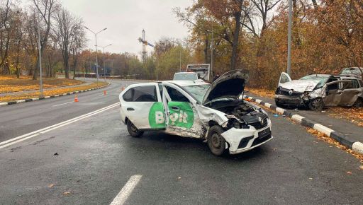 В Харькове водитель такси столкнулся с Renault: Пострадали пассажиры