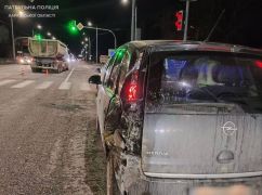 В Харькове "не переобутый" водитель грузовика столкнулся с легковушкой