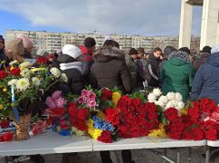 Погиб под Бахмутом: В Первомайском более сотни человек прощались с защитником