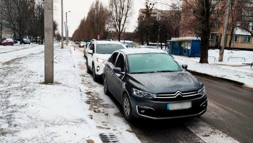 В Харькове водитель на летней резине "столкнула" три автомобиля