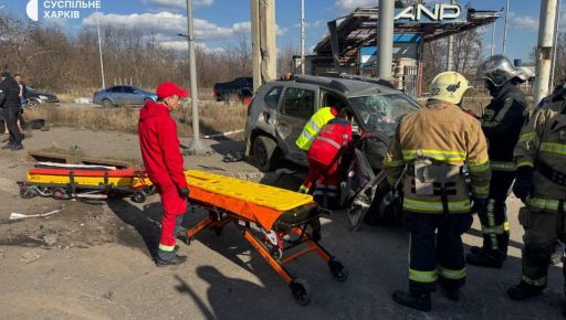 У Харкові зіткнулися три автомобілі: Затисло людей