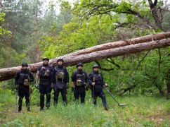 Сапери ДСНС показали, як очищають ліси Ізюмщини від заборонених мін "Пелюстка"