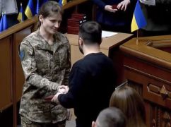 Командир отделения харьковской 92 бригады получила орден "За мужество" из рук Зеленского