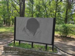 На Харківщині знищили макет радянського ордена із зображенням Кремля