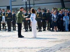 Зеленский вручил паспорт спортсменке из Харьковщины ко Дню Украинской Государственности