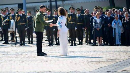 Зеленський вручив паспорт спортсменці з Харківщини до Дня Української Державності