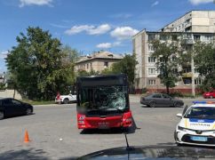 У Харкові водій електросамоката потрапив під колеса автобуса та загинув