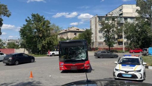 У Харкові водій електросамоката потрапив під колеса автобуса та загинув