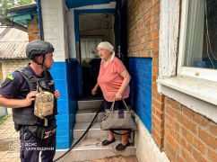 Из Купянска на бронированном автомобиле эвакуировали двух пожилых женщин