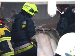 Правоохоронці показали кадри порятунку людини з-під завалів у Харкові