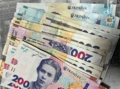 "Привітали" з Днем народження: у Харкові чоловіки прикували знайому до дерева та пограбували