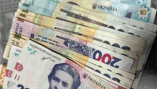 В Харькове мужчины приковали знакомую к дереву и ограбили: что им "светит"