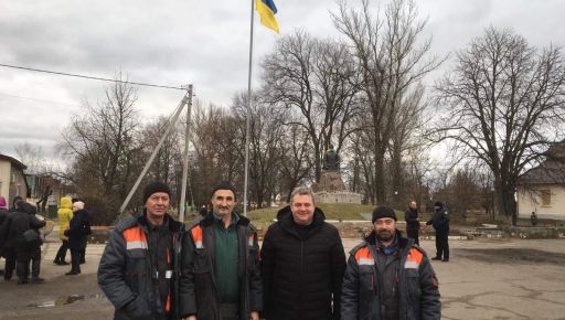 Над Барвінковим замайорів український прапор: Відновили флагшток після бомбардування 
