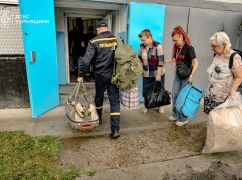 Транзитный пункт на Харьковщине: бойцы ГСЧС показали, как помогают эвакуироваться людям из Донбасса