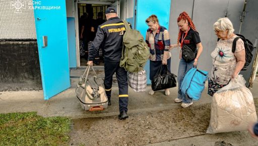 Транзитный пункт на Харьковщине: бойцы ГСЧС показали, как помогают эвакуироваться людям из Донбасса