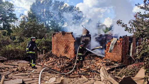 Російський обстріл спричинив пожежу в житловому секторі на Харківщині: що відомо