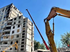 У Харкові демонтують частину пошкодженого авіабомбою житлового будинку в 2024 році