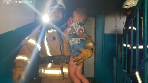 Бійці ДСНС врятували людей з палаючої багатоповерхівки в Харкові: що спричинило пожежу