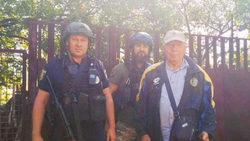 Виносили на ношах: поліція показала евакуацію людей із прифронтових громад Харківщини