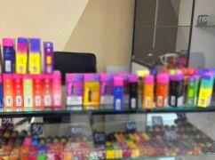 Купували підлітки: на Харківщині спіймали жінку на торгівлі безакцизними цигарками