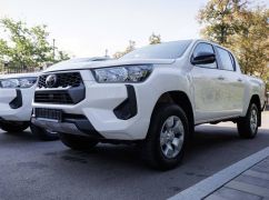 Золочевская громада передала новые пикапы 92 бригаде