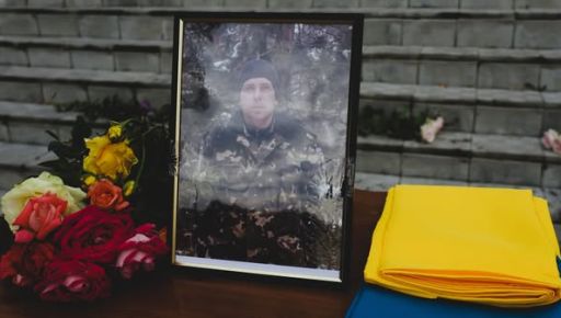 У Харківській області живим коридором провели в останню путь військового