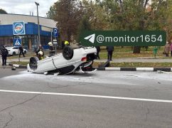 В Харькове BMW перевернулся после столкновения с бордюром – соцсети