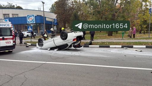 В Харькове BMW перевернулся после столкновения с бордюром – соцсети