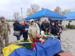 Шлях додому тривав два місяці: На Харківщині попрощалися з військовим