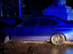 В центре Харькова водитель BMW протаранил стелу памяти: есть пострадавшие