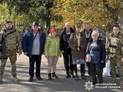 Правоохоронці показали евакуацію людей із прифронтового району Харківщини: кадри з місця