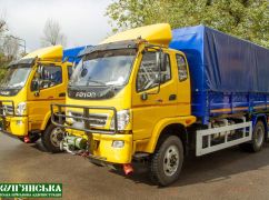 На Харківщині громада передала нові вантажівки військовим