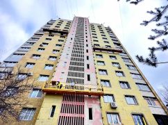 Мерія Харкова показала процес відновлення обстріляної багатоповерхівки на вул. Соборності України