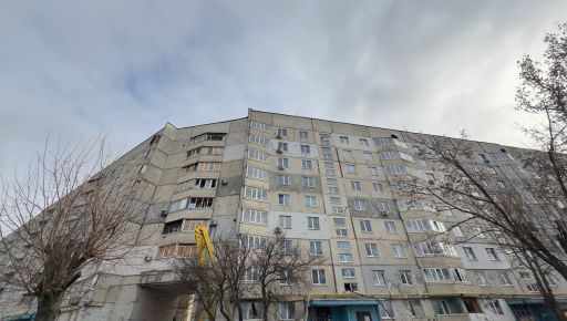 У Харкові завершують відновлення будинку на Салтівці, куди влучили російські снаряди (ФОТОРЕПОРТАЖ)