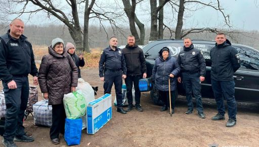 В Харьковской области полицейские вывезли женщин и их любимцев из-под обстрелов