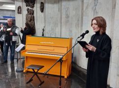 У харківському метро зазвучало піаніно, евакуйоване з Бахмуту