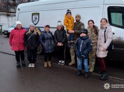 На Харківщині поліцейські евакуювали дітей і літніх людей з обстрілюваних громад