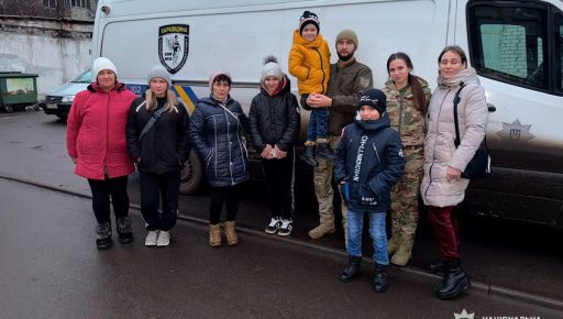 На Харківщині поліцейські евакуювали дітей і літніх людей з обстрілюваних громад