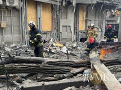 Під завалами будинку у Харкові ще є люди, пошукові дії тривають